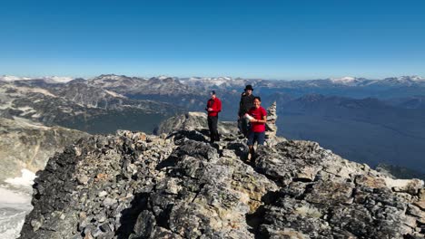 Grupo-De-Cuatro-Excursionistas-Disfrutando-De-Las-Increíbles-Vistas-Desde-La-Cima-De-La-Montaña-Brandywine-Cerca-De-Whistler-En-Columbia-Británica,-Canadá
