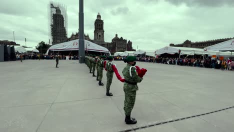 Schuss-Von-Mitgliedern-Der-Mexikanischen-Armee,-Die-Die-Flagge-Auf-Dem-Zocalo-Von-Mexiko-Stadt-Bestellen