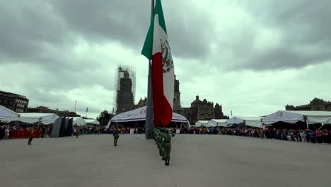 Zeitlupenaufnahme-Von-Mexikanischen-Soldaten,-Die-Die-Flagge-Aufnehmen