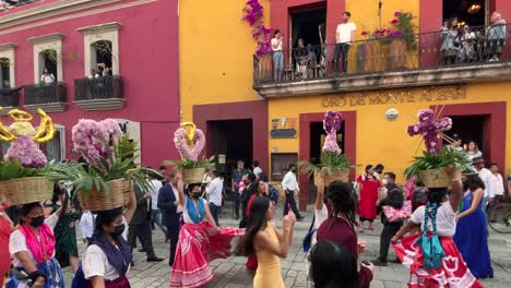 Zeitlupenaufnahme-Einer-Traditionellen-Hochzeitsfeier-In-Der-Stadt-Oaxaca-Mit-Indigenen-Frauen-In-Ihren-Traditionellen-Blumen-Auf-Dem-Kopf-Auf-Der-öffentlichen-Straße