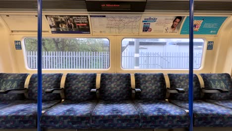 Dentro-De-Un-Tren-Subterráneo-Vacío-Que-Sale-De-La-Estación-En-El-Norte-De-Londres