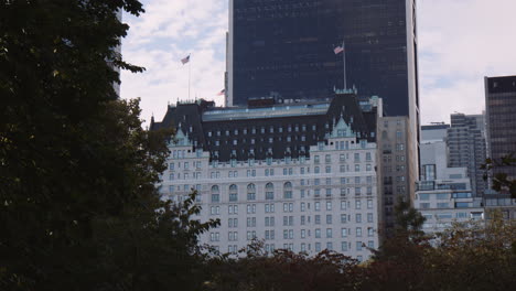 Blick-Auf-Das-Majestätische-Plaza-Hotelgebäude-über-Den-Central-Park,-New-York-City-Manhattan-USA-Am-Frühen-Morgen,-Urbane-Moderne-Architektur-In-Der-Innenstadt