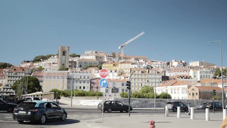 Neuentwicklung-In-Lissabon-Kran-über-Gebäuden
