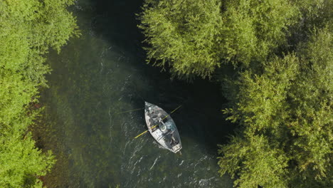 Atemberaubende-Vogelperspektive-Auf-Ein-Fischerboot,-Das-Den-Chimehuin-Fluss-In-Argentinien-Hinunterfährt
