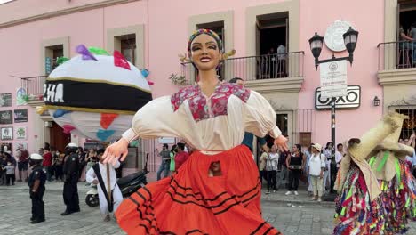Toma-En-Cámara-Lenta-De-Una-Celebración-De-Boda-Tradicional-En-La-Ciudad-De-Oaxaca-Con-Bailes-Indígenas