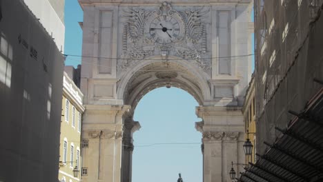 Tourists-walk-under-the-Rua-Augusta-Arch-in-Lisbon