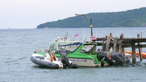 Speed-boat-moored-to-pick-up-tourists-Travel-to-the-beach-in-Rayong,-Thailand