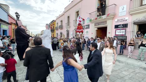 Toma-En-Cámara-Lenta-De-Una-Boda-Tradicional-En-La-Ciudad-De-Oaxaca-Con-Gente-Bailando-Alrededor-De-La-Novia-Y-El-Novio-En-El-Folclore-Local