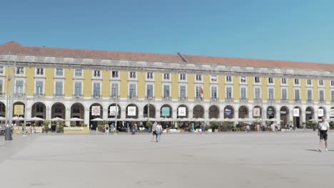 Platz-Praça-Do-Comércio-Lissabon,-Weitwinkelschwenk