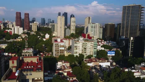Aerial-view-over-the-Polanco-district,-in-sunny-Mexico-city---pull-back,-drone-shot