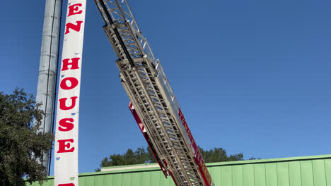 Seitenwinkelneigung-Aus-Nächster-Nähe-Auf-Feuerwehrauto-Bei-Offener-öffentlicher-Ausstellungspräsentation-Im-Freien-In-Der-Tempelterrassen-Feuerwache-In-Tampa,-Florida,-USA
