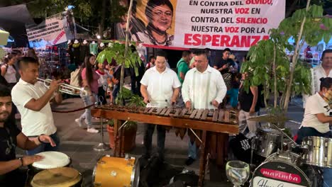 Toma-En-Cámara-Lenta-De-Un-Grupo-Musical-A-En-El-Centro-De-La-Ciudad-De-Oaxaca