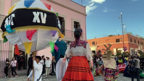 Toma-En-Cámara-Lenta-De-Una-Boda-Tradicional-En-La-Ciudad-De-Oaxaca-Con-Mujeres-Indígenas-Realizando-Sus-Bailes