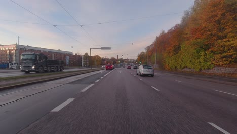 Herbstmorgen-Pendeln-Pov:-Neben-Schienen-In-Die-Stadt-Fahren