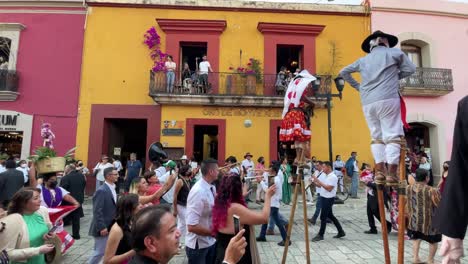 Zeitlupenaufnahme-Einer-Traditionellen-Hochzeit-In-Der-Stadt-Oaxaca-Mit-Menschen,-Die-Auf-Stelzen-Tanzen