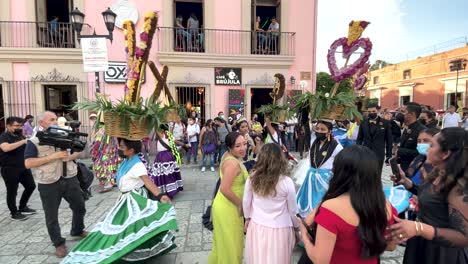 Zeitlupenaufnahme-Einer-Traditionellen-Hochzeitsfeier-In-Der-Stadt-Oaxaca-Mit-Den-Gästen-Und-Den-Tanzenden-Ureinwohnern