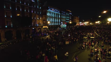 Menschen,-Die-Für-Frauenrechte-Auf-Beleuchteten-Nächtlichen-Straßen-Von-Mexiko-stadt-Marschieren---Luftbild