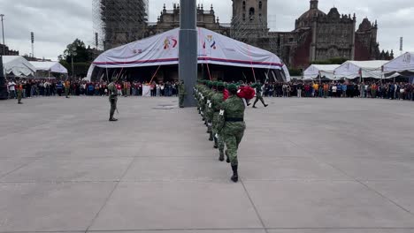 Zeitlupenaufnahme-Von-Mitgliedern-Der-Mexikanischen-Armee,-Die-Die-Flagge-Auf-Dem-Zocalo-Von-Mexiko-Stadt-Entfernen