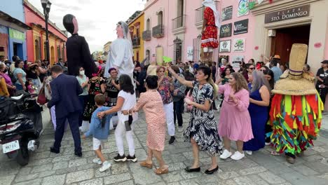 Zeitlupenaufnahme-Einer-Traditionellen-Hochzeitsfeier-In-Der-Stadt-Oaxaca,-Bei-Der-Die-Gäste-Um-Die-Mannequins-Der-Braut-Und-Des-Bräutigams-Tanzen