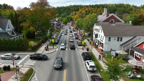 Touristen-Strömen-Nach-Stowe-Vt,-New-England-Attraktion-Im-Herbst-Herbstlaub