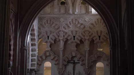Los-Visitantes-Admiran-Los-Arcos-Que-Se-Cruzan-Adornados-Dentro-De-La-Maqsura-De-La-Gran-Mezquita-De-Córdoba-En-España