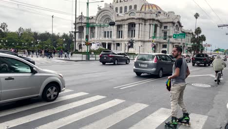 Aufnahme-Eines-Skaters,-Der-Versucht,-Eine-Straße-In-Mexiko-Stadt-Zu-überqueren