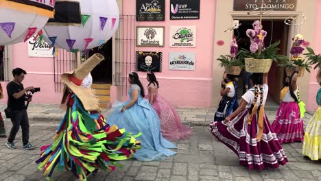 Zeitlupenaufnahme-Einer-Traditionellen-Hochzeit-In-Der-Stadt-Oaxaca-Mit-Den-Schauspielern-Und-Ihren-Kostümen