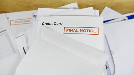 Ein-Stapel-Rechnungen-Und-Briefe-Mit-Einer-Letzten-Kündigungsfrist-Für-Eine-Hypothek