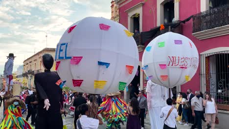 Zeitlupenaufnahme-Einer-Traditionellen-Hochzeit-In-Der-Stadt-Oaxaca-Mit-Den-Charakteren-In-Kostümen