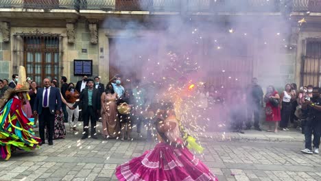 Zeitlupenaufnahme-Einer-Indigenen-Frau-Mit-Traditionellen-Oaxaca-kostümen-Und-Lila-Feuerwerk-Auf-Dem-Kopf-Während-Einer-Hochzeitsfeier-In-Oaxaca-stadt-Mexiko
