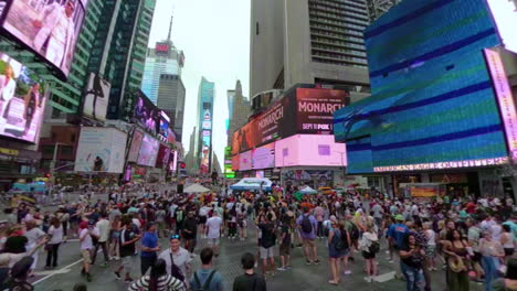 Der-überfüllte-Times-Square-In-Manhattan,-New-York-–-Ein-Ausladender-180-Grad-Weitwinkelschwenk