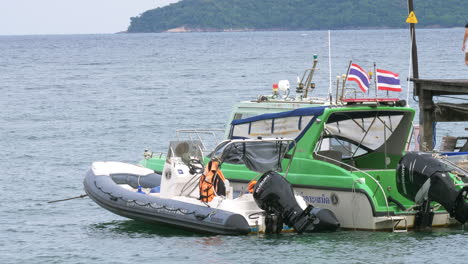 Speed-boat-moored-to-pick-up-tourists-Travel-to-the-beach-in-Rayong,-Thailand