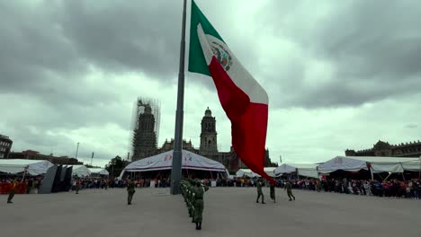 Zeitlupenaufnahme-Von-Mexikanischen-Soldaten,-Die-Der-Flagge-Ehre-Erweisen