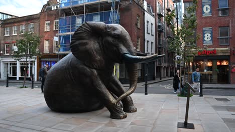 Walking-past-the-Elephant-in-Old-Spitalfields-Market,-London,-United-Kingdom