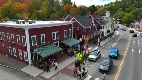 Touristen-Genießen-Die-Malerische-Stadt-New-England-Mit-Geschäften-Und-Restaurants-Im-Herbst