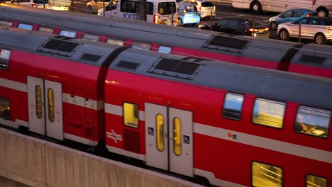 Zwei-Züge,-Die-In-Entgegengesetzter-Richtung-Neben-Der-Autobahn-Vorbeifahren,-Nahaufnahme