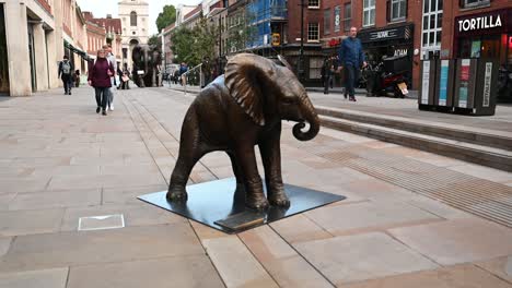 Walking-past-the-elephants-in-Old-Spitalfields-Market,-London,-United-Kingdom