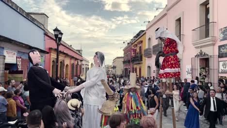 Zeitlupenaufnahme-Einer-Traditionellen-Hochzeit-In-Der-Stadt-Oaxaca-Mit-Menschen,-Die-Um-Die-Braut-Und-Den-Bräutigam-Tanzen