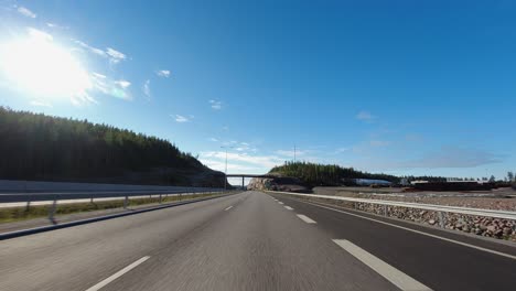 Hyperlapse-Drive:-Pov-Teilt-Die-Finnische-Autobahn-Mit-Dem-Vorortverkehr