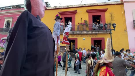 Zeitlupenaufnahme-Einer-Traditionellen-Hochzeit-In-Der-Stadt-Oaxaca-Mit-Auf-Stelzen-Tanzenden-Menschen-Und-Der-Musikkapelle-Im-Hintergrund