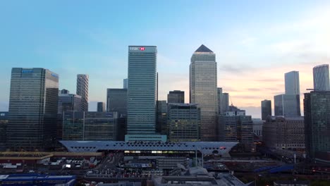 Cinematic-drone-shot-orbiting-around-skyscrapers-in-London,-England