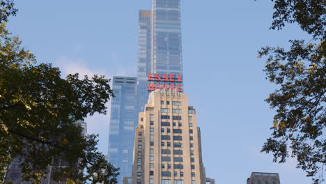 Kultiges-Essex-House-Hotelschild-Auf-Dem-Berühmten-Gebäude-Mit-Blick-Auf-Den-Central-Park,-New-York-City,-Manhattan,-USA,-Moderner-Innenstadtturm-Im-Hintergrund
