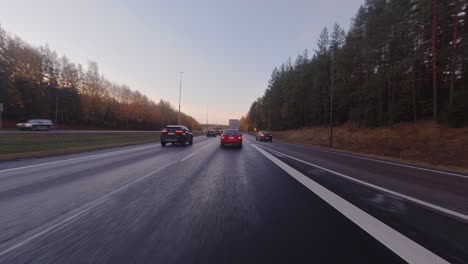 Autobahnfahren-Pov:-Geschäftiger-Pendlerverkehr-Auf-Der-Vorortautobahn