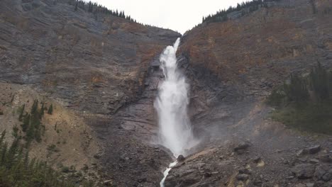 Großer-Wasserfall-Takakkaw-Falls-Yoho-Nationalpark-Britisch-Kolumbien-Touristen-Kippen