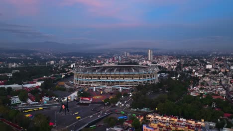 Luftaufnahme-Zum-Estadio-Azteca-Stadion,-Sonnenuntergang-In-Mexiko-Stadt---Aufsteigend,-Drohne-Geschossen
