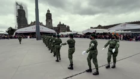 Aufnahme-Von-Mitgliedern-Der-Mexikanischen-Armee,-Die-Der-Flagge-Auf-Dem-Zocalo-Von-Mexiko-Stadt-Ehre-Erweisen