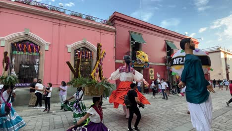 Zeitlupenaufnahme-Einer-Traditionellen-Hochzeitsfeier-In-Der-Stadt-Oaxaca-Mit-Den-Mannequins,-Die-Um-Die-Traditionellen-Heißluftballons-Tanzen,-Die-Durch-Die-öffentliche-Straße-Ziehen