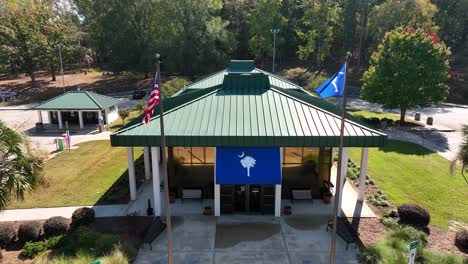 Bandera-Y-Símbolo-Del-Estado-De-Carolina-Del-Sur-En-El-Centro-De-Bienvenida
