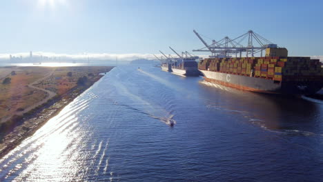 Große-Frachtschiffe-Mit-Containern,-Die-Im-Containerterminal-In-Der-Bucht-Von-San-Francisco-Geparkt-Sind,-Luftbild