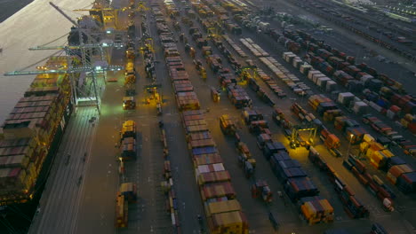 Überfliegen-Sie-Das-Containerterminal-Im-Hafen-Von-Oakland-In-Kalifornien-Bei-Sonnenuntergang